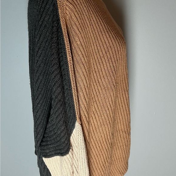 The limited color block sweater - Size: XL - like new - Picture 4 of 7